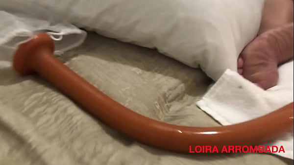 A Loira Arrombada Enfiou Um Metro Dentro Do Cu Pra Empurrar O Prolapso Bem Fundo No Seu Buraco Frouxo E Gostoso