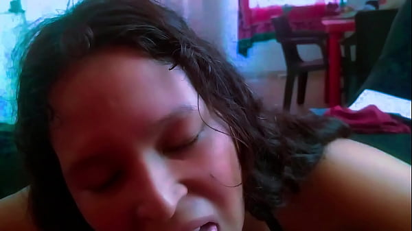 Casero Mamada Hasta Recibir El Semen En La Cara Facial Hotwife Compartida Por Su Cornudo Para Hacer Mamadas A Sus Amigos Mientras El Trabaja Ella Recibe Todo La Corrida En La Cara Y Luego Limpia