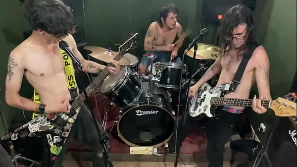 Hardcore En Ensayadero Humedo 3 Cuerpos Una Explosion De Ruido Limpieza Social