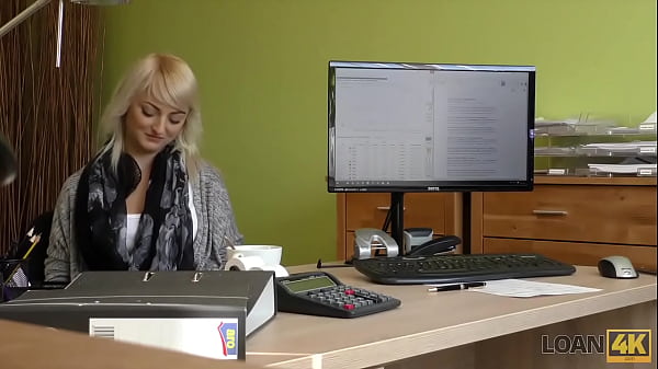 Loan4K Cherie Donne Une Poule Mouillee Pour Le Forage A Un Agent De Pret Coquine