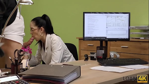 Loan4K Stranger Qui Travaille Dans Un Bureau De Pret Satisfait Une Fille Pour Le
