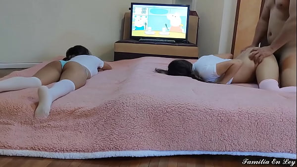 Mi Hijastra Y Su Amiga Deliciosa Viendo Cartoon