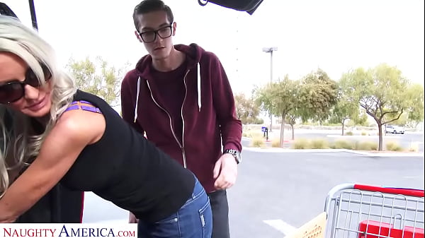 Naughty America Emma Starr Gets Helped By A Good Samaritan While Grocery Shopping