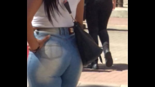 Rabuda Morena De Calcas Jeans
