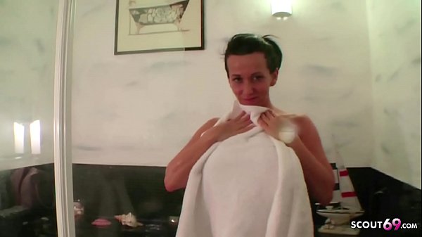 Jungspund Darf Reife Nachbarin Nackt In Der Dusche Filmen Als Masturbation Hilfe