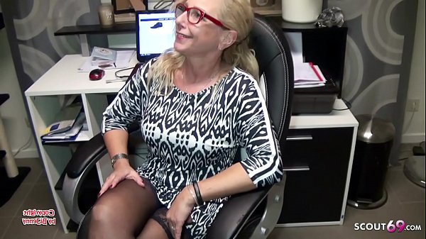 Mega Naturtitten Chefin Voegelt Mit Dem Job Bewerber Direkt Im Buero German Milf