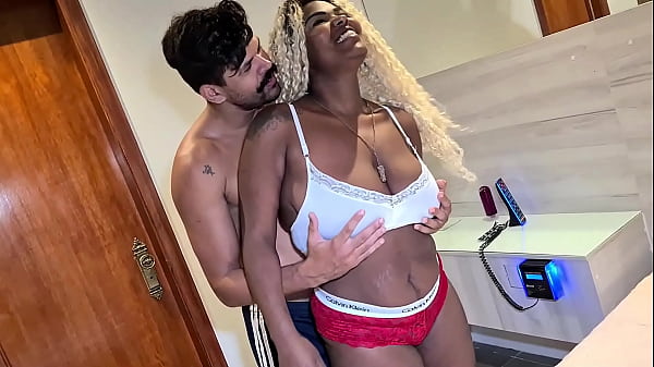 Sexo Amador Interracial Com A Garota De Programa Gemendo E Gozando Na Pica Do Amigo No Motel