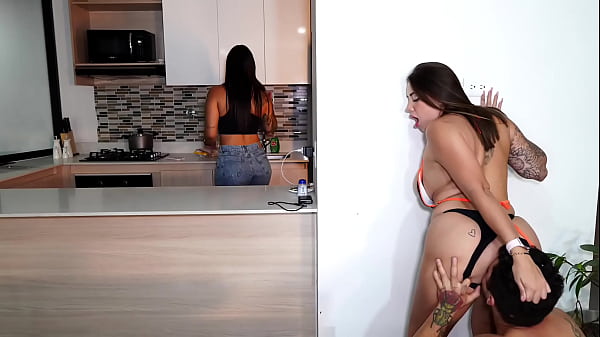 Cornuda Cocina Mientras Me Follo La Gran Polla De Su Marido Sara Blonde Salome Gil Logan Salamanca