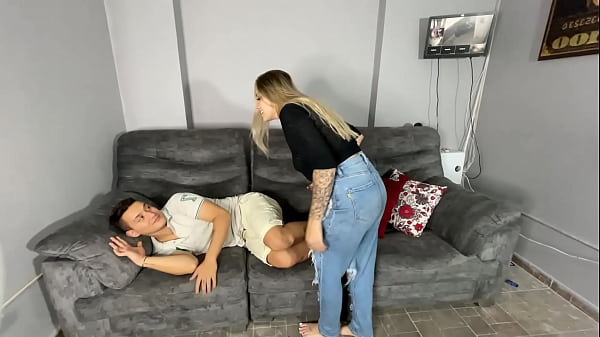 Dominacion Femenina A Joven Chico Con La Polla Muy Pequena