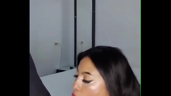 Tremenda Morena Me Hace Una Mamada Tiene Una Garganta Profunda Que Impresiona Lo Profunda Y Caliente Que Es