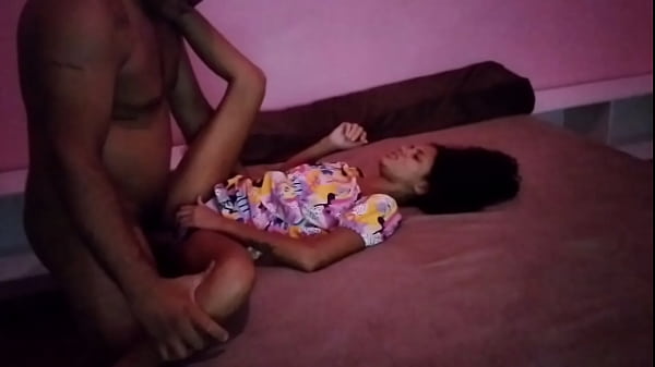 Para Atrair Minha Enteada Para Meu Quarto Sempre Ponho Desenho Animado Teen Anal Age Play Saindo Anal